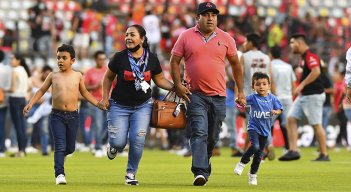 Pelea de hinchas en México.  Queretaro vs Atlas