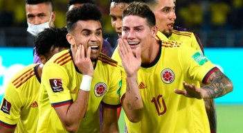 Luis Díaz y James Rodríguez celebran la victoria 3-0 de Colombia ante Bolviia. 