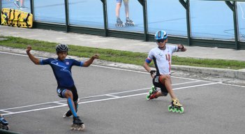 Matías Velásquez, patinador ocañero (derecha).