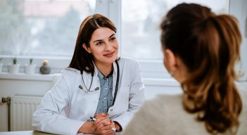 Mujeres en consulta médica.