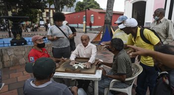 Dominó, el maestro de los juegos en Venezuela y un juego de maestros./Foto: AFP