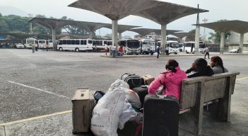 Los pasajes al centro de Venezuela tienen altos precios en dólares. Foto Anggy Polanco 
