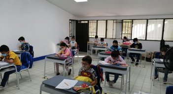 El objetivo es que ningún niño se quede sin estudiar. La estrategia se desarrolla en articulación con las secretarías de Educación. / Foto: Cortesía / La Opinión