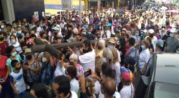 Los feligreses oran por el cese de la pandemia. Foto Diócesis de San Cristóbal