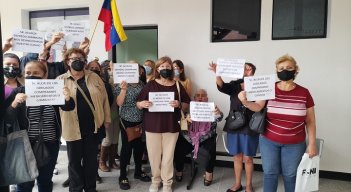 Docentes jubilados protestaron en la Alcaldía de San Cristóbal por la disminución de sus sueldos. / Foto : Anggy Polanco / La Opinión 