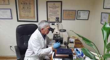 Pie de foto: Luis Alfonso Santa Fe, médico microbiólogo tachirense. / Foto: Anggy Polanco / La Opinión  
