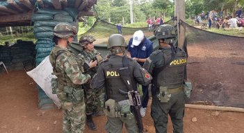 Defensoría del Pueblo y militares en Caño Indio.