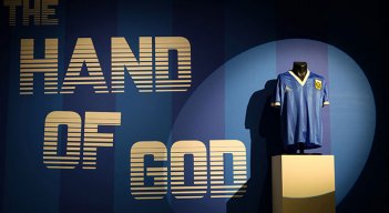 Camiseta de Diego Maradona rompe récord en subasta. AFP