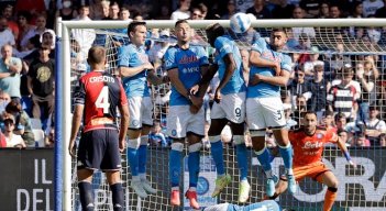 David Ospina (naranja) defendiendo el arco del Napoli