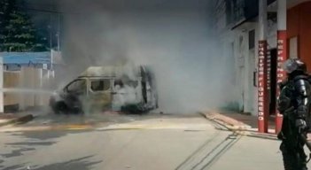 La camioneta van involucrada en el accidente fue incinerada por la comunidad.