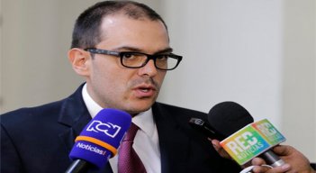 Valencia está terminando su segundo periodo en el Senado.
