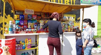 Pie de foto: Aunque se eliminó la medida del pico y cédula para cruzar por los puentes internacionales, las personas prefieren seguir comprando en el Táchira. / Foto: Anggy Polanco / La Opinión