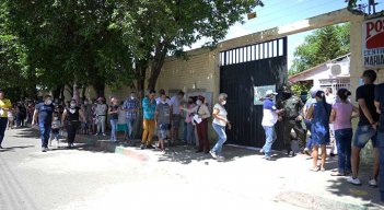Largas colas se observaron en los colegios de La Libertad/Foto La Opinión