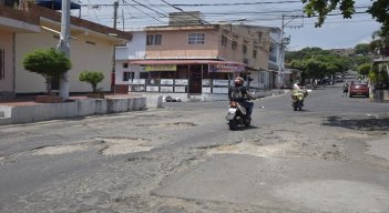 Las vías en mal estado del barrio El Contento, preocupan a la comunidad y a líderes comunales. /Foto: Pablo Castillo/La Opinión