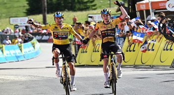 El ganador de la etapa, el ciclista danés Jonas Vingegaard y Primoz Roglic
