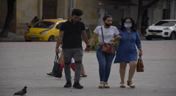 Gente sin tapabocas en las calles. / Foto: Pablo Castillo / La Opinión 