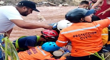 Rescatistas de Protección Civil Táchira reanimando al niño de 3 años 