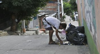 Exhabitantes de calle que limpian y sensibilizan a las personas sin hogar podrían representar una solución a la problemática./ Foto: Jorge Gutiérrez/La Opinión