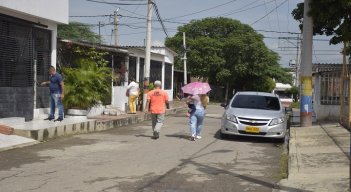 Las vías en la paralela de la avenida Kennedy están en pésimo estado. / Foto: Pablo Castillo/La Opinión