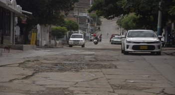 En este barrio hay vías sin pavimentar y otras que tienen pavimento el cual está en pésimo estado. /Foto: Pablo Castillo/La Opinión