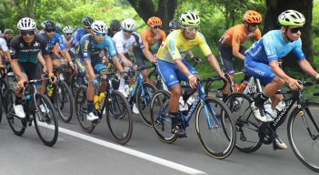 Ganador de etapa en la Vuelta a Colombia se estrelló con su esposa en la meta./Foto: Colprensa