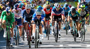 El belga Philipsen gana al esprint la 15ª etapa del Tour