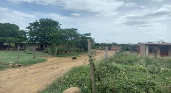 En la vereda no pueden pavimentar las vías, hasta que no instalen el alcantarillado. /Fotos: Cortesía/La Opinión