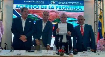 Los gremios económicos binacionales firmaron un acuerdo en San Cristóbal./Foto Anggy Polanco/La Opinión