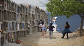 El cementerio Golgota es reconocido por darle siempre un lugar digno a los fallecidos, aunque sus familias no tengan recursos suficientes. /Foto: Pablo Castillo/La Opinión