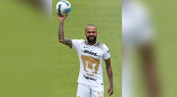 Dani Alves firma con los Pumas de México