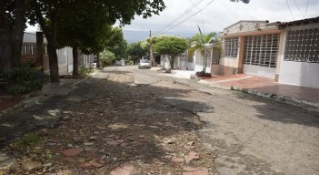 Mientras por un lado intervendrán vías en asentamientos humanos, en otro barrios de la ciudad como San Martín, la malla vial está en pésimas condiciones./ Foto: Pablo Castillo/La Opinión