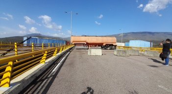 Más de 10 contenedores bloquean el Puente Tienditas del lado venezolano. / Foto: Anggy Polanco / La Opinión