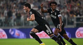El colombiano Juan Guillermo Cuadrado (atrás), jugó 54 minutos en el triunfo de la Juve ante el Spezia.