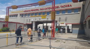 Ciudadanos esperan que la apertura de frontera se dé en el mes de octubre. / Foto :Anggy Polanco / La Opinión  