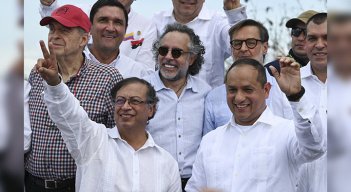 El presidente de Colombia, Gustavo Petro (izquierda), y el ministro de Transporte de Venezuela, Ramón Velásquez (derecha), saludan en la reapertura de la frontera./Foto: AFP