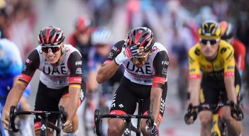 Sebastián Molano (centro) con la mano en la cabeza no puede creer que la haya ganado en el embalaje a Mads Pedersen  (derecha) en el cierre de la última etapa de la Vuelta a España.