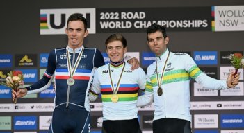 Remco Evenepoel (centro) es el nuevo campeón Mundial de ruta.