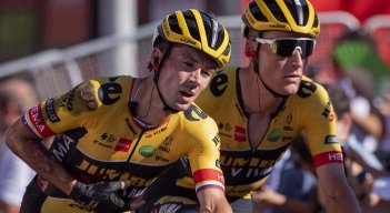 Primoz Roglic (izquierda) ciclista del Jumbo Visma debió irse de la vuelta por una fuerte caída.