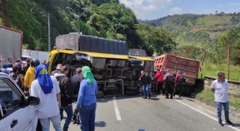 Otra volqueta se quedó sin frenos en la vía Medellín - Bogotá./Foto: cortesía