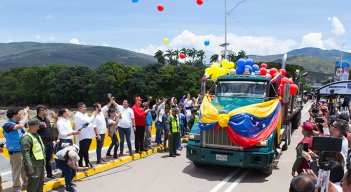 El camión procedente de Venezuela arribó a Colombia, por el puente internacional Simón Bolívar, cargado de bobinas de aluminio. / Foto: Juan Pablo Cohen-La Opinión