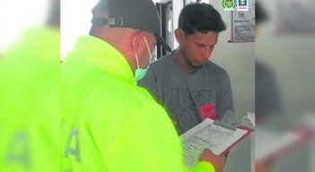El hombre entregado a las autoridades por la comunidad fue identificado como William Alfonso Trejos, alias ‘El Negro’./Foto: Cortesía - Vanguardia