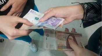 La facilidad y rapidez para pagar es la principal razón por la que se usa el dinero en efectivo./ Foto Archivo La Opinión
