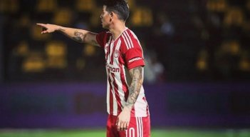 James en su primer partido con el Olympiacos