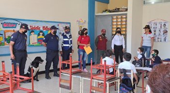 Explican a los niños qué casos y cómo los deben denunciar. / Foto: Anggy Polanco