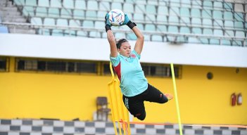La selección Colombia Sub-17 femenina está lista para enfrentar a Nigeria. Laura Agudelo arquera de la tricolor en acción. (Foto cortesía/FCF).