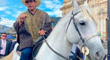 Murió ‘Pasaporte’, el caballo que Alirio Barrera llevó al Congreso