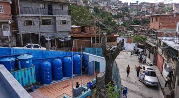 Agua gratis desde el cielo para alimentar escuelas en Venezuela