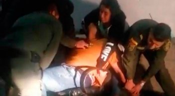 Cuatro policías tratan de controlar a alias “Líder”, mientras que su esposa también trata de controlar a los uniformados