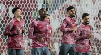 La selección local de Catar espera redimirse ante su afición en el duelo frente a Senegal.