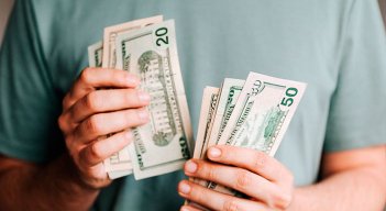 A lo largo de la mañana, el dólar revirtió la tendencia y empezó a subir e incluso, la divisa ya superó la barrera de los $5.000 en el intradía, tocando un máximo de $5.005.